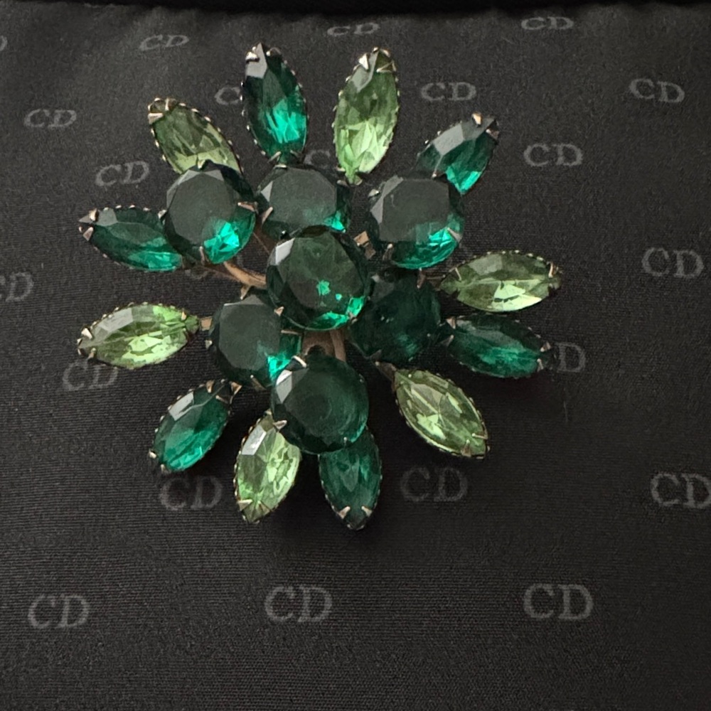 Elegant vintage Green Crystal Brooch